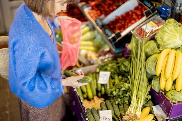 Vrouw winkelen eten op de markt