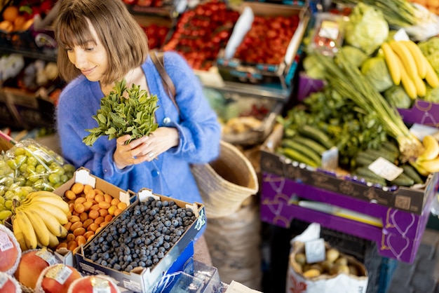 Foto vrouw winkelen eten op de markt