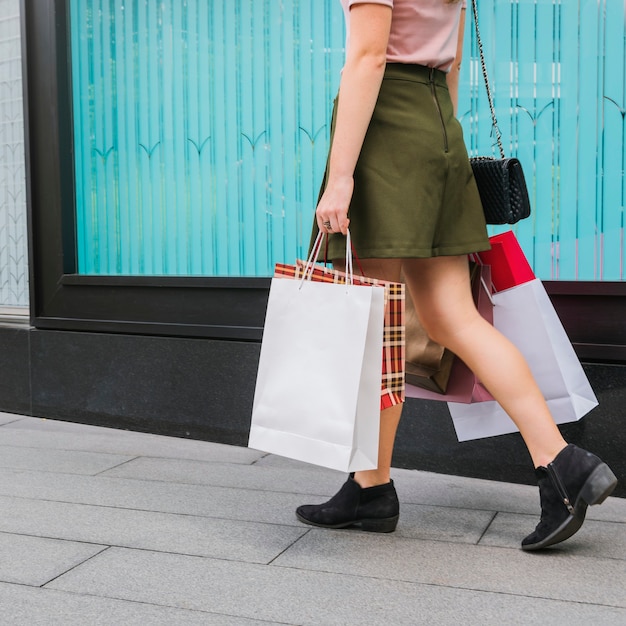 Vrouw winkelen in een winkelcentrum