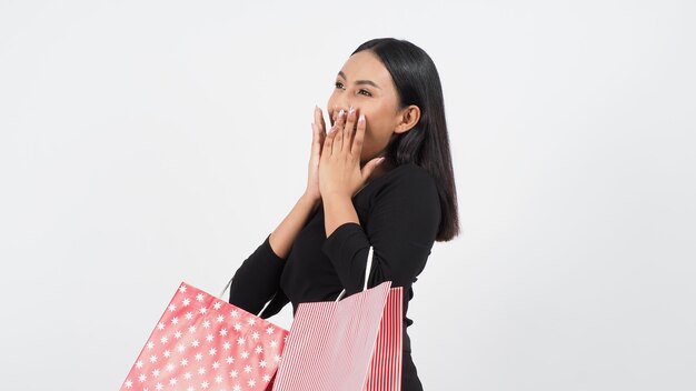 Vrouw winkelen met rode boodschappentassen geïsoleerd.