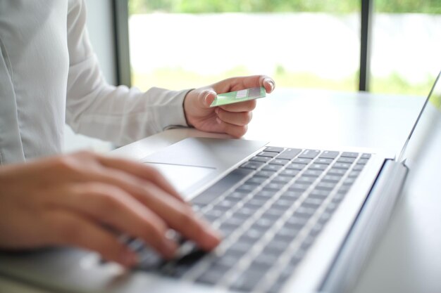 Vrouw winkelen op laptop met creditcard voor internet online e-commerce winkelen zakgeld Online winkelen Mobiele telefoon laptop concept