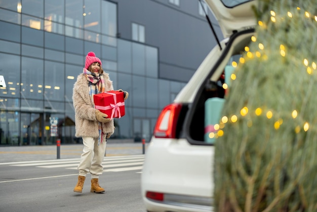 Vrouw winkelen voor een wintervakantie