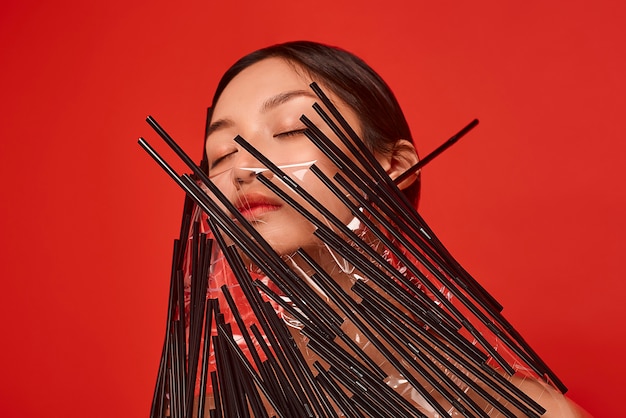 Vrouw wordt bedekt met plastic rietjes