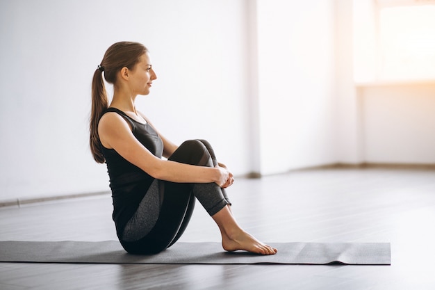 Vrouw yoga geïsoleerd