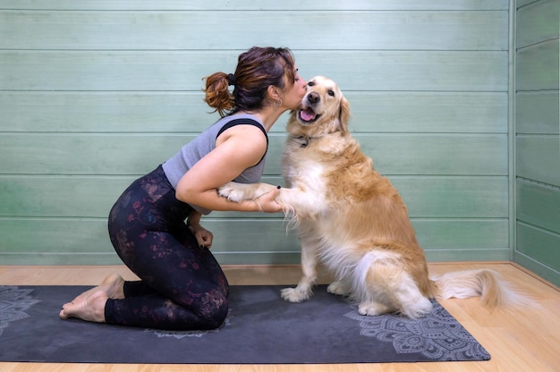 Vrouw yoga indoor hond