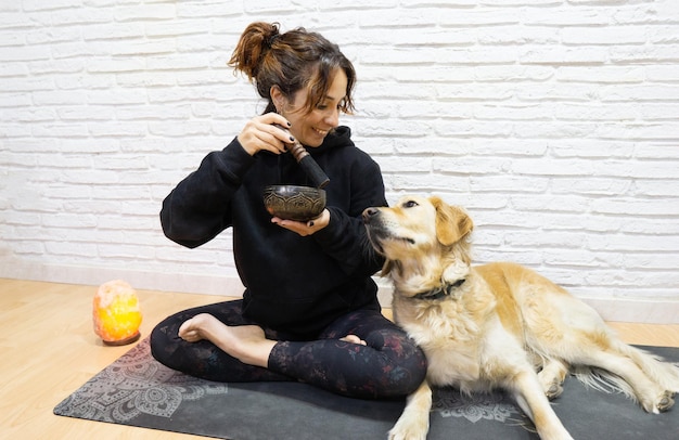 Vrouw yoga indoor hond