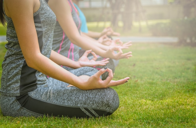 Vrouw yoga ontspannen in een park.