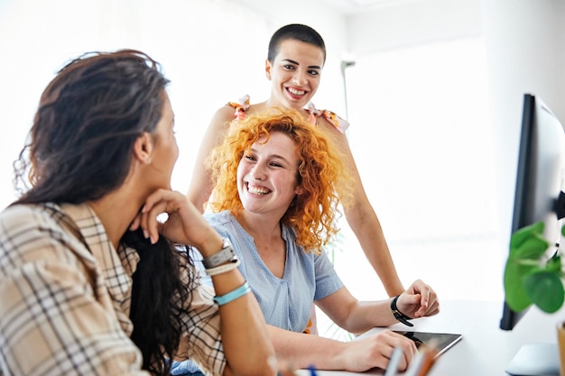 Foto vrouw zakelijk kantoor zakenvrouw team teamwerk startbijeenkomst werkende vriend collega werk