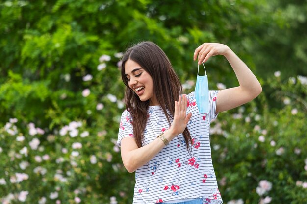 Vrouw zegt stop tegen haar masker