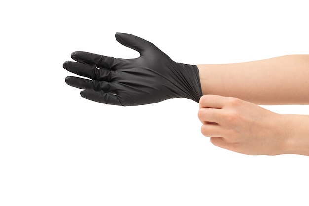 Vrouw zet op zwarte rubberen handschoenen geïsoleerd