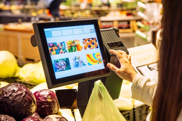 Vrouw zet uien op gewicht bij boodschappen doen in de winkel