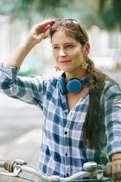 Vrouw zetten zonnebril