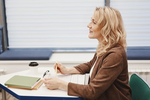 Vrouw zit aan bureau bij training