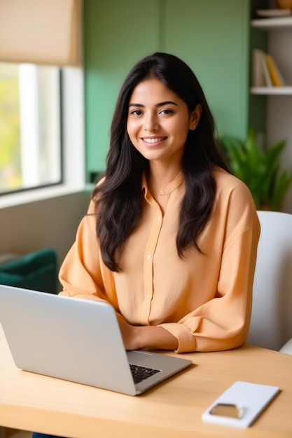 Vrouw zit aan tafel met een laptop Generatieve AI