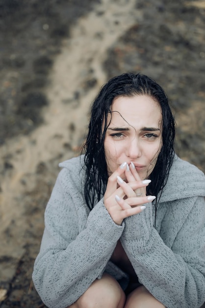 Vrouw zit alleen en depressief buitenshuis wanhopige vrouw huilen