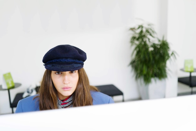 Foto vrouw zit bij het bureau op het kantoor.