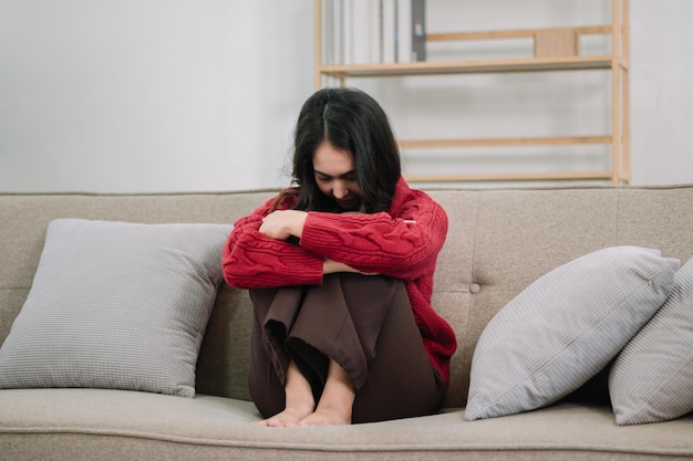 Vrouw zit Depressie Bij raam staan en angst Ruimte kopiëren