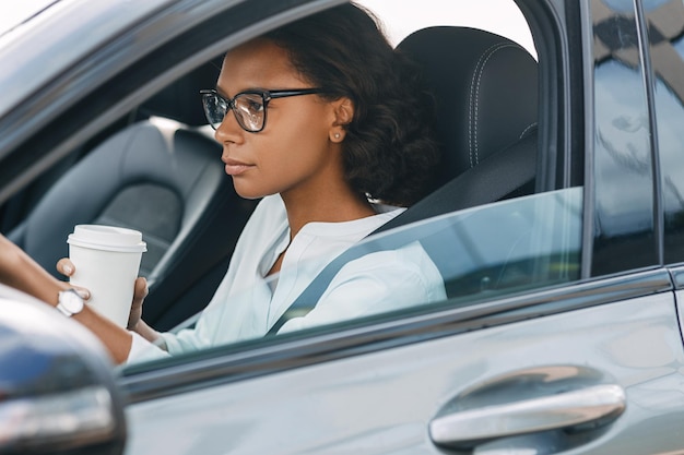 Vrouw zit in de auto.