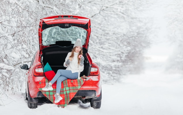 Foto vrouw zit in de auto.