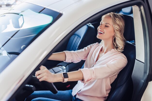 Vrouw zit in de auto