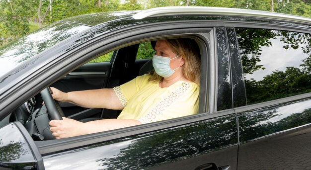 Foto vrouw zit in het raam van de auto.