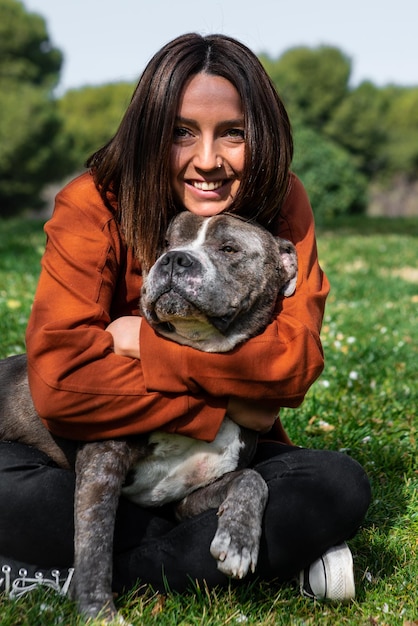 Vrouw zit met hond in het park