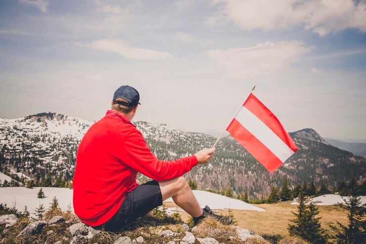 Foto vrouw zit op de berg tegen de hemel.