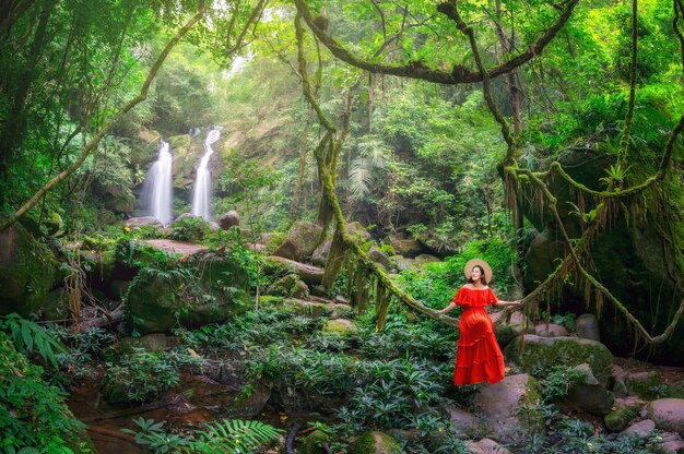 Vrouw zit op de wijnstok voor de sapan waterval boklua district nan provincie thailand