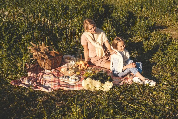 Vrouw zit op het grasveld.