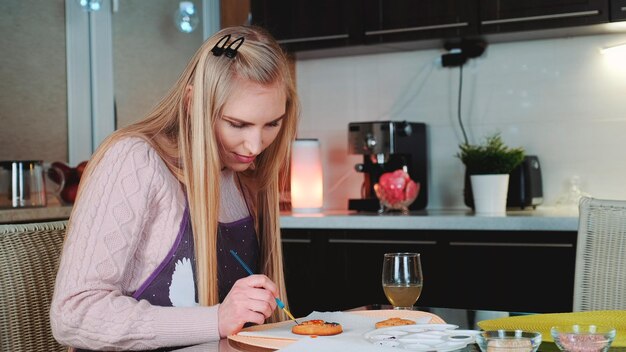 Foto vrouw zit op tafel in een restaurant.