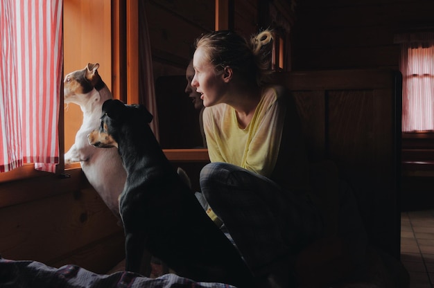 Vrouw zit thuis met honden.