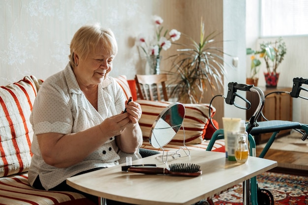 Foto vrouw zit thuis op tafel.