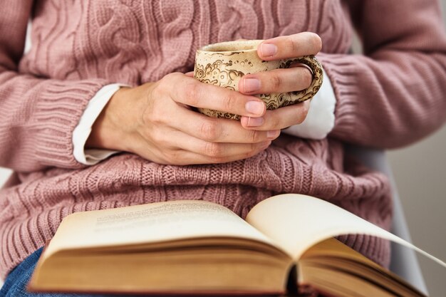 Vrouw zitten en boek lezen. Ontspannend concept