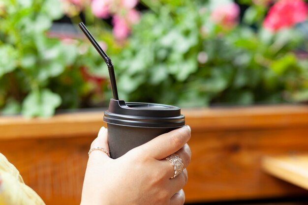 Vrouw zitten in café met kopje koffie