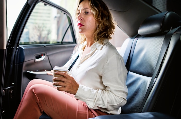 Vrouw zitten in een auto