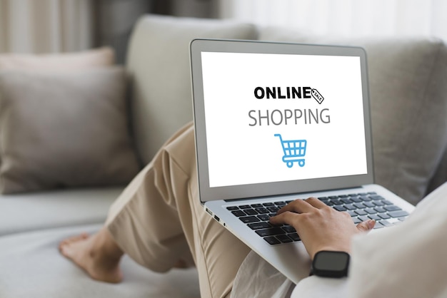 Foto vrouw zittend op de bank thuis met behulp van laptop om online te winkelen