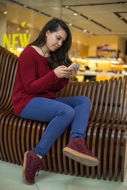 Vrouw zittend op de bank