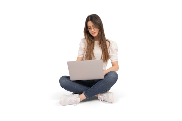 Vrouw zittend op de grond met laptop Vrouwelijke kantoormedewerker Volledige lichaamslengte zakenvrouw