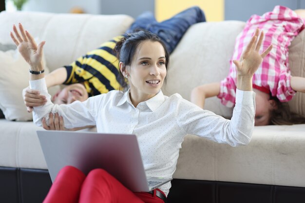 Vrouw zittend op de vloer met laptop