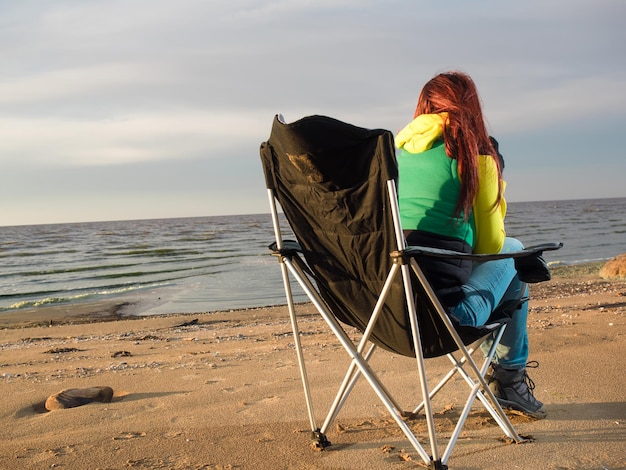 Vrouw zittend op het strand