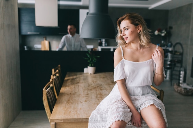 Vrouw zittend op tafel