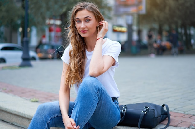 Vrouw zittend op trappen buiten