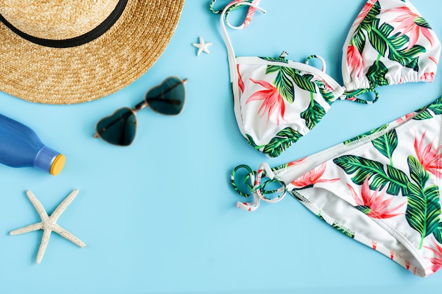 Vrouw zomer accessoires op blauwe achtergrond