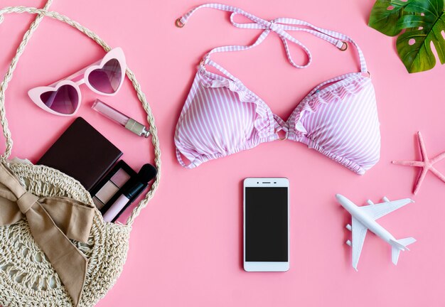 Vrouw zomer accessoires op roze achtergrond