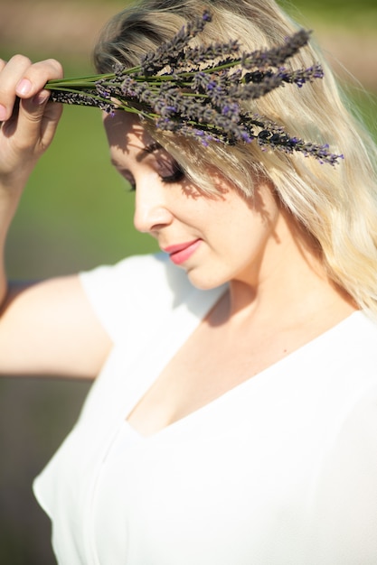 Vrouw zonnig zomerportret