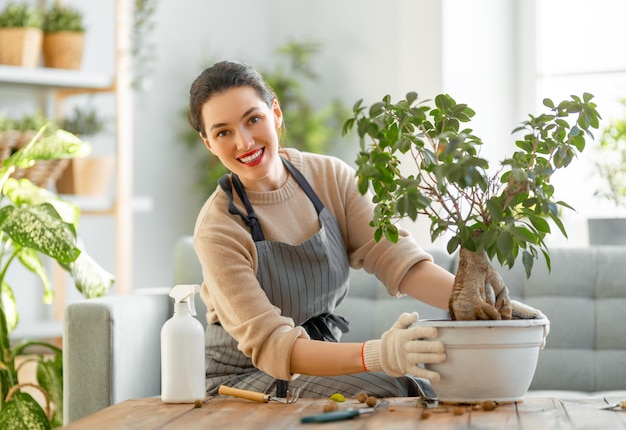 Vrouw zorgt thuis voor planten in de lente