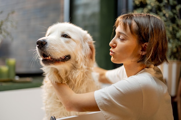 Vrouw zorgt voor haar schattige hond tijdens het wassen in badkuip