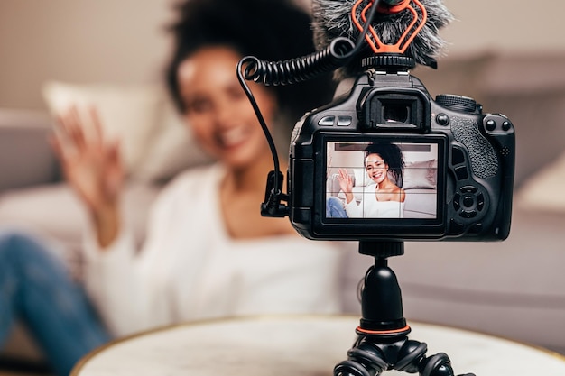 Vrouw zwaait met haar hand op het camerascherm