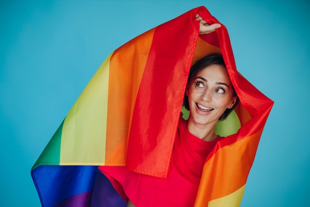 Vrouw zwaait met kleurrijke lgbt-vlag voor gelijk recht