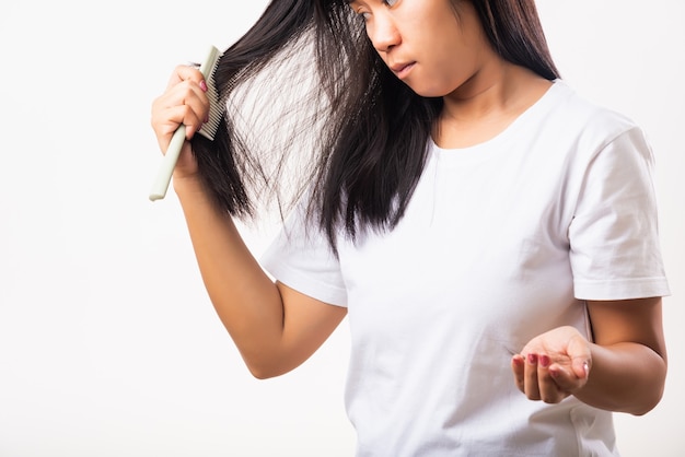 Vrouw zwak haar probleem dat ze kam, haarborstel, borstel haar haar gebruikt